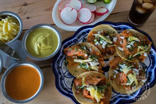 Orden de tacos de maíz al pastor