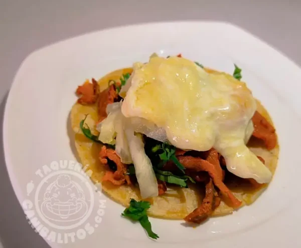 Taco al pastor en tortilla de maíz con queso